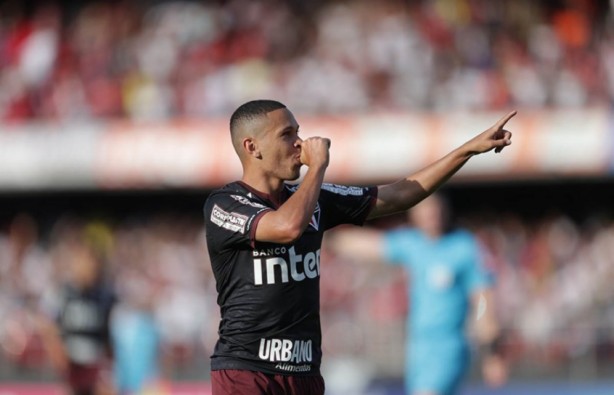 O meia-atacante Marcos Guilherme est na mira do Corinthians