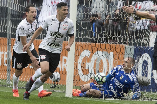 Balbuena comemora o gol contra o Palmeiras, no Brasileirão 2017