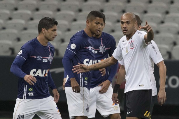 Roger marcou o gol do Corinthians no empate de 1 a 1 contra o Santos