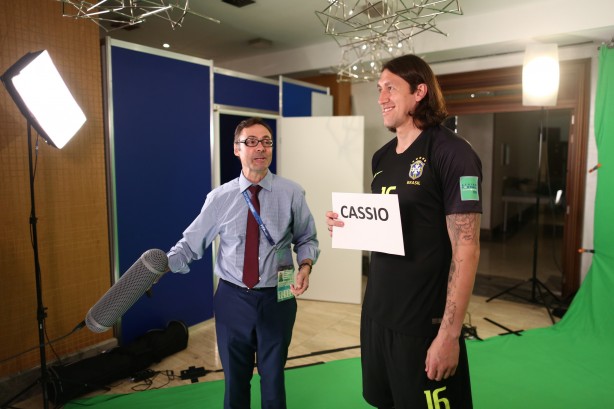 Cássio posou para foto em sessão promovida pela Fifa
