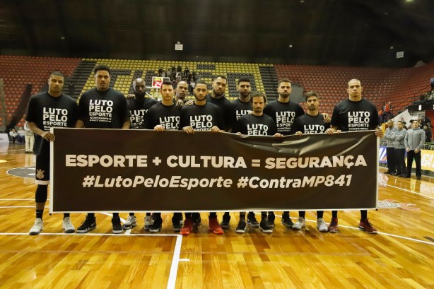 Atletas do basquete alvinegro protestaram contra a MP 841