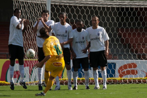 Fabinho (auxiliar), Coelho (auxiliar) e Alessandro (gerente) diante do Mirassol no Paulisto-08