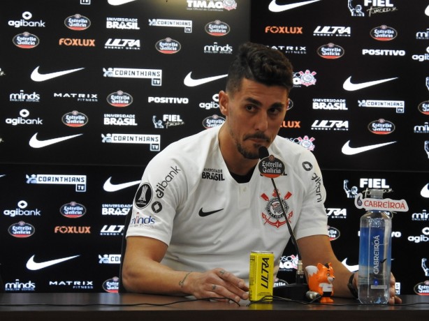 Avelar concedeu sua primeira entrevista como jogador do Corinthians