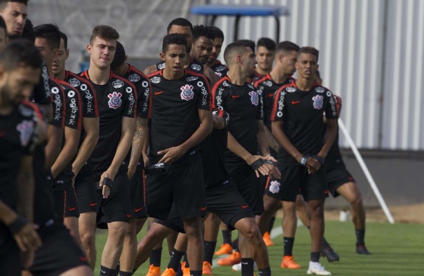 Fessin, ao meio, treinou entre os titulares do Corinthians nesta quarta-feira