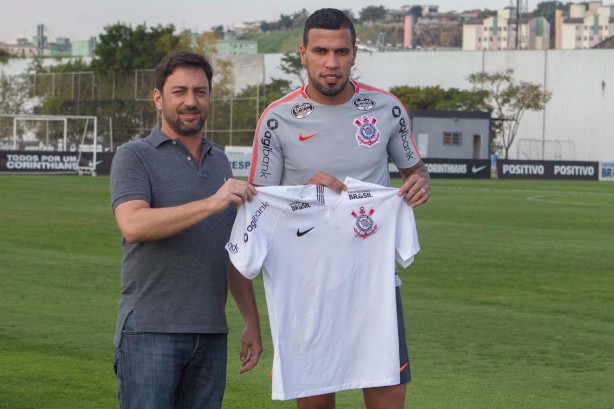 Jonathas recebeu camisa das mos do diretor de futebol Dulio Monteiro Alves