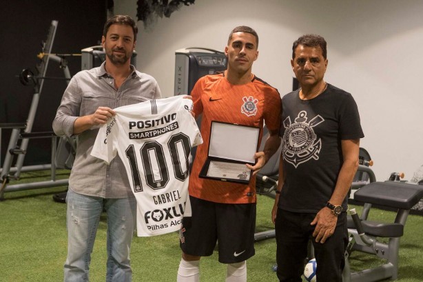 Gabriel recebeu placa pelos 100 jogos com a camisa do Corinthians