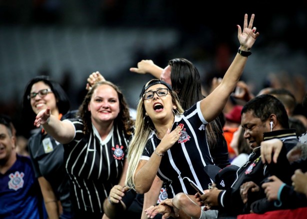 Mulheres no pagam para assistir ao amistoso entre Corinthians e Cruzeiro na Arena