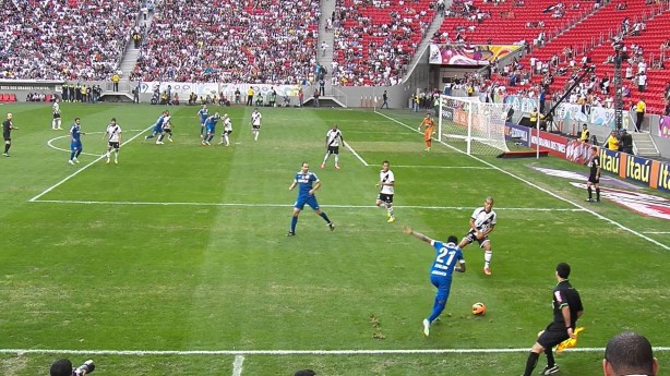 Corinthians, de azul, enfrentou o Vasco no Man Garrincha pelo BR-13