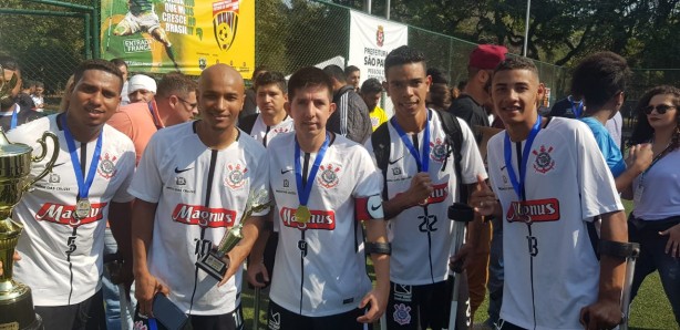 Atletas do Corinthians posam com medalhas e troféu do Paulista de amputados