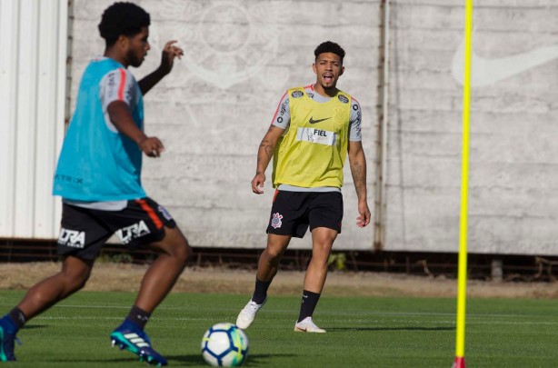 16º reforço do Corinthians na temporada, Douglas realizou primeiro treino com elenco