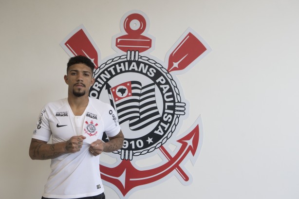 Douglas foi anunciado oficialmente nesta quinta-feira no Corinthians