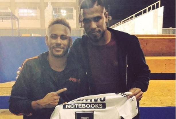 Atacante presenteou Neymar com uma camisa do Corinthians