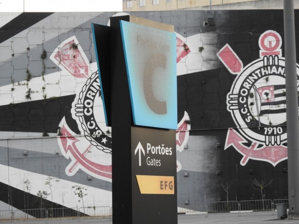 Comunicao visual dos portes do lado oeste da Arena Corinthians esto com a tinta borrada