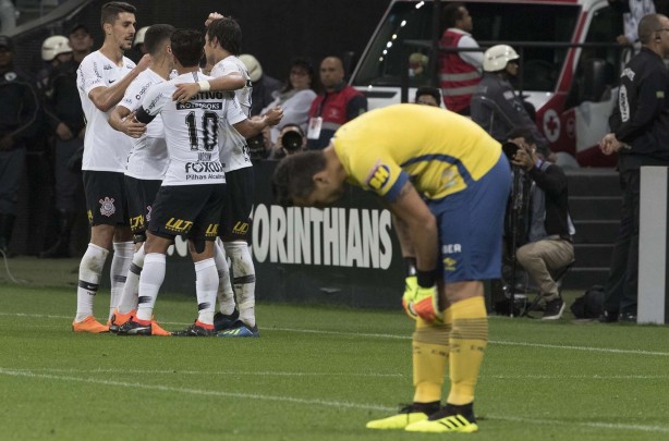 Corinthianos comemoram ao lado de Romero; em primeiro plano, goleiro Fbio lamenta