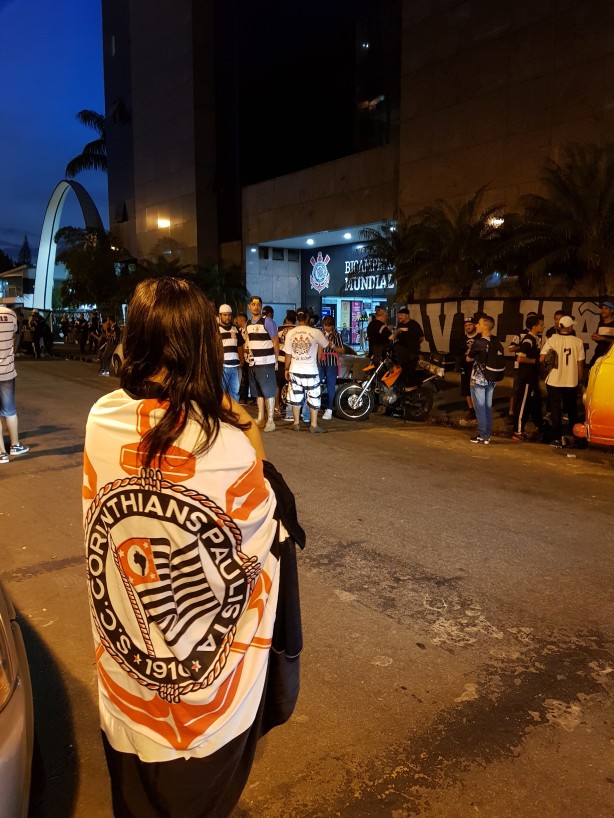 Protesto da torcida do Corinthians aconteceu no Parque So Jorge por volta das 18h desta sexta-feira
