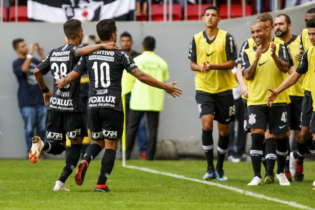 Jogadores celebram com Jadson terceiro gol do Corinthians no Man Garrincha