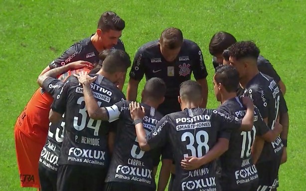 Jogadores do Corinthians reunidos em campo durante partida contra o Vasco