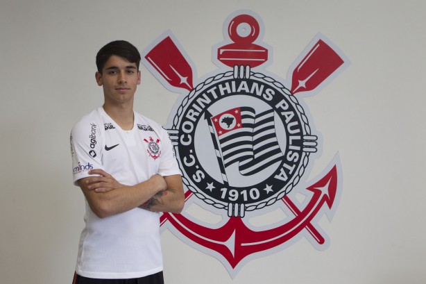 ngelo Araos tambm assinou com o Corinthians nesta segunda