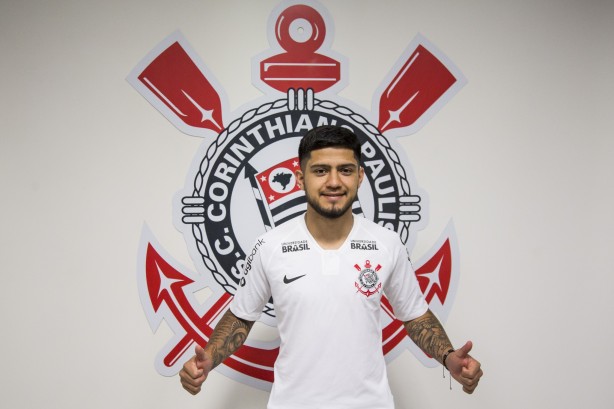 O atacante Sergio Daz assinou com o Corinthians nesta segunda-feira