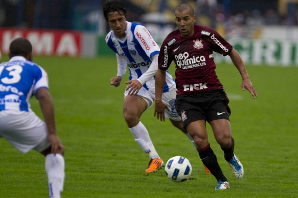 Emerson Sheik marcava primeiro gol pelo Corinthians h exatos sete anos