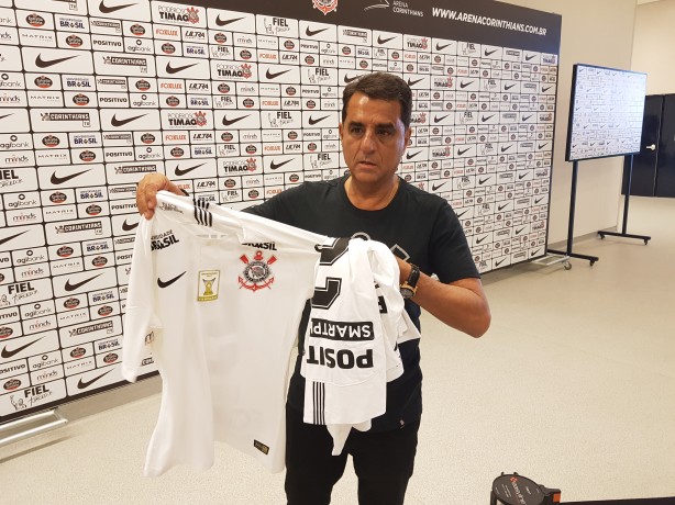 Jorge Kali, diretor-adjunto do Corinthians, com as camisas que seriam dadas a Luan
