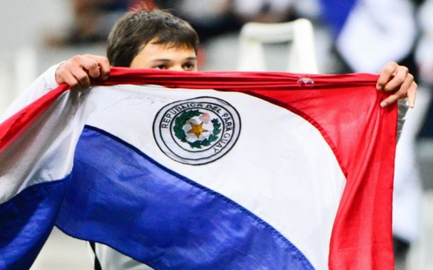 Romero sempre faz questo de comemorar os gols na Arena com a bandeira do seu pas