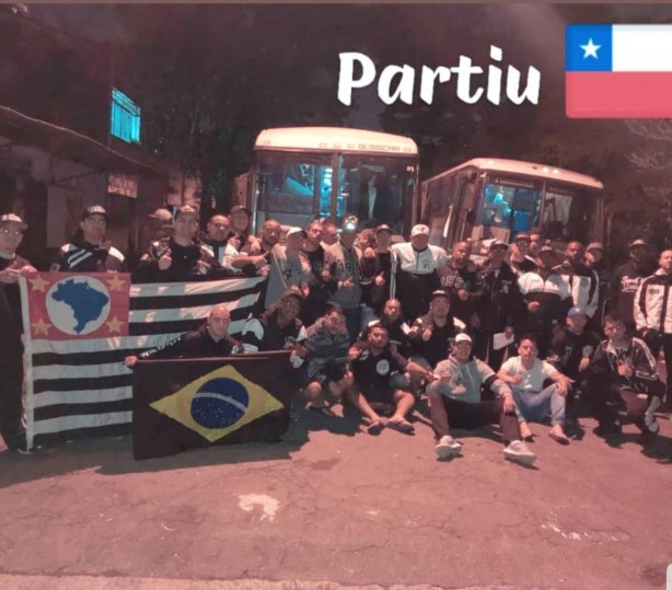 Torcedores do Corinthians partiram rumo a Santiago, no Chile, na noite deste domingo