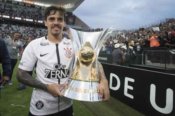 Fagner exibe taça do Brasileirão-17, a segunda conquistada com a camisa do Corinthians