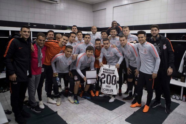 Romero recebeu placa e camisa personalizadas pelo 200º jogo no Corinthians