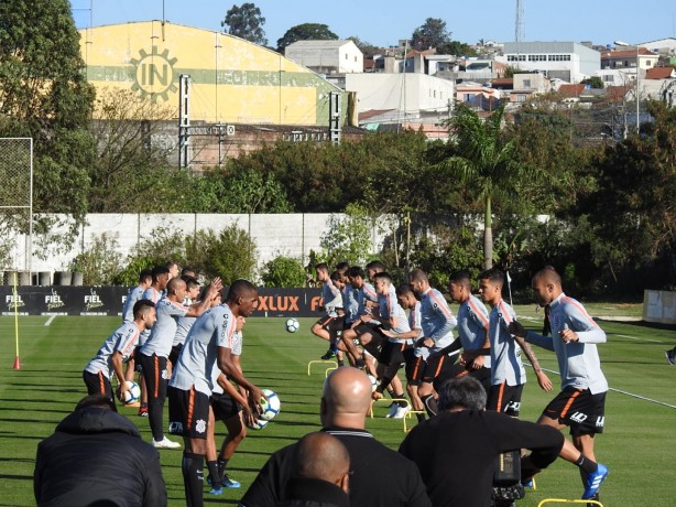 Jogadores do Corinthians durante treino desta sexta-feira no CT