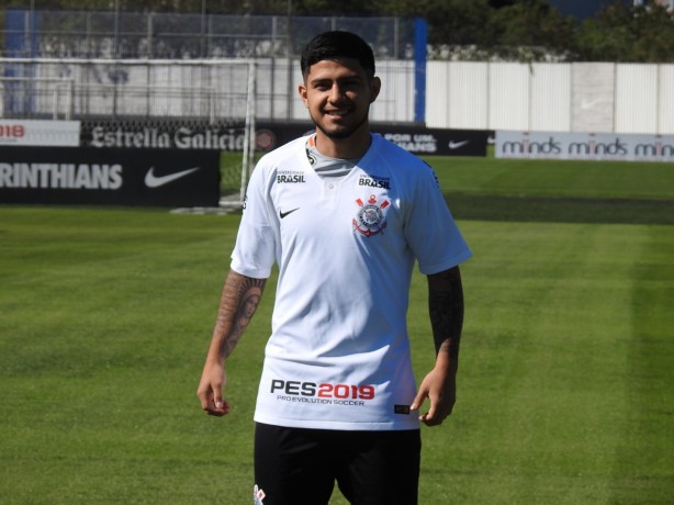 Sergio Daz foi apresentado nesta sexta-feira como jogador do Corinthians no CT