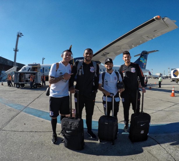 Jogadores do Corinthians viajaram de So Paulo a Chapec neste sbado