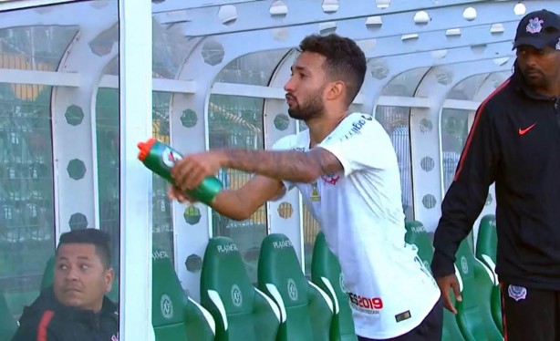 Clayson jogou gua em direo  torcida da Chapecoense