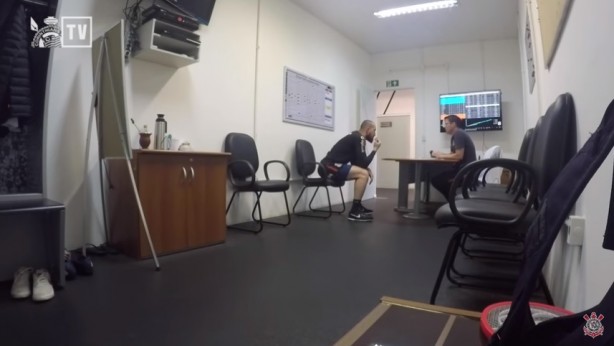 Pegadinha do Dia dos Pais: Osmar Loss chamou jogadores em sua sala no CT do Corinthians