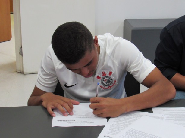 Daniel Marcos assinou seu primeiro contrato profissional com o Corinthians