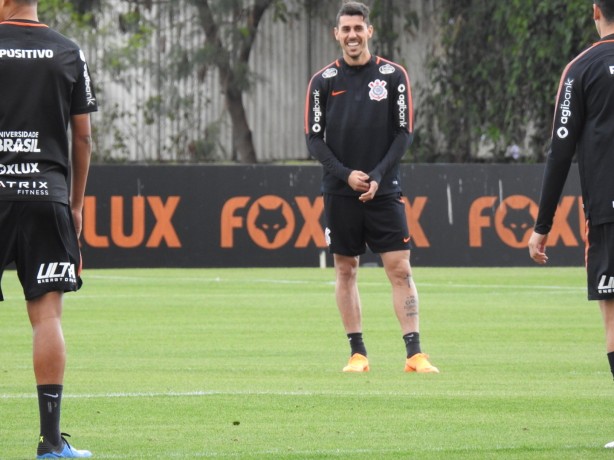 Danilo Avelar sorri em treino do Corinthians nesta sexta-feira no CT Joaquim Grava