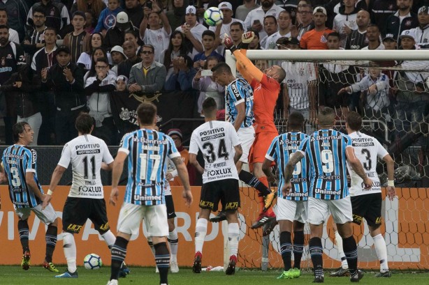 Walter 'voa' para afastar perigo de gol do Grêmio; nem arqueiro evitou revés em casa