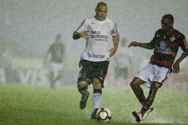Com Maracanã alagado, Corinthians perdeu na ida das oitavas da Libertadores de 2010