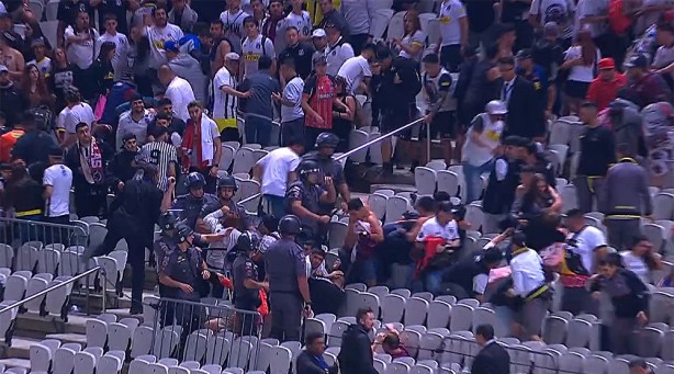 Confuso entre torcida do Colo-Colo e PM na Arena Corinthians