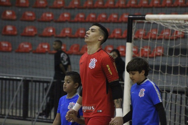 Obina tem 20 anos e  o titular do Corinthians no futsal profissional