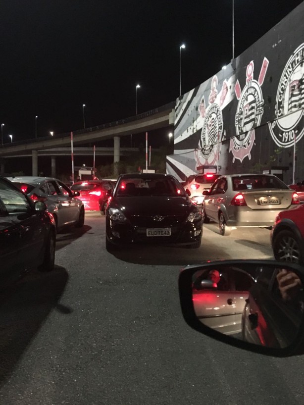 Sem espao nas vagas tradicionais, carro resolveu parar na frente da cancela, do lado errado, atrapalhando o fluxo de sada dos carros aps o jogo do Colo-Colo