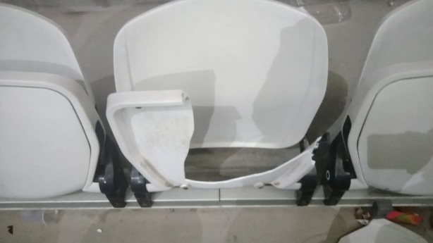 Uma das cadeiras do setor visitante da Arena Corinthians quebradas pelos chilenos