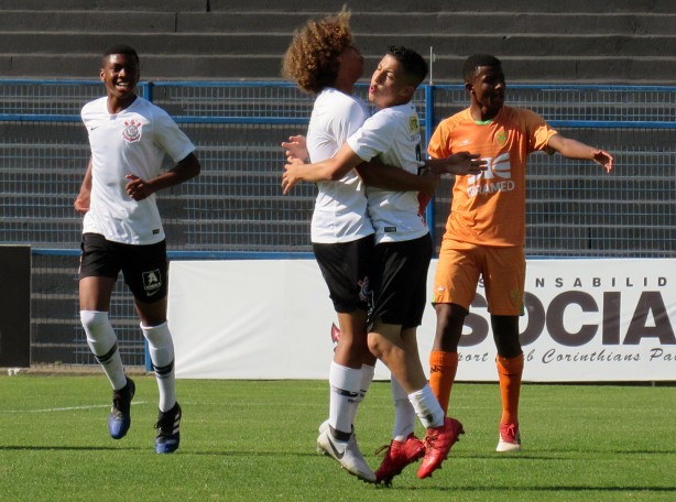 Biro e Ligeiro comemoram o gol do Corinthians na manh deste sbado