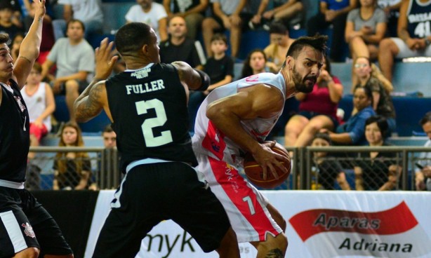 Norte-americano Fuller tenta liderar basquete do Timo a nova vitria no Paulista