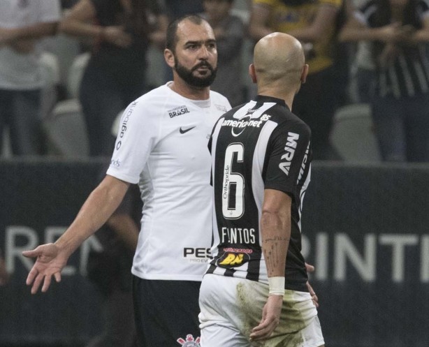 Juntos, Fábio Santos e Danilo comemoram inúmeros títulos pelo Corinthians