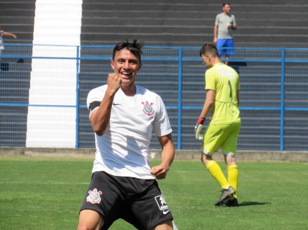 Gustavo Mantuan vem atuando pela base do Corinthians e renovou seu vnculo com a equipe