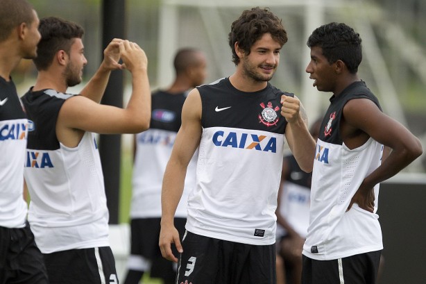 Rodinei dá 'entrevista' durante treino; lateral caiu na zoeira no elenco do Corinthians