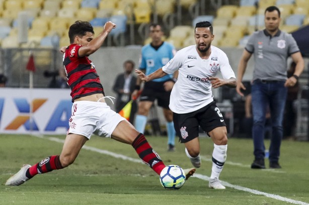 Corinthians de Clayson brigou muito pelo empate sem gols contra o Flamengo