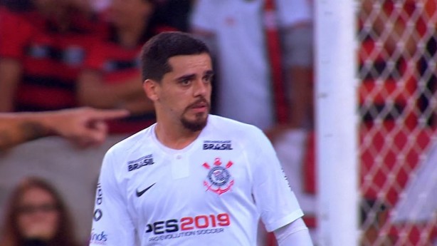 Fagner em ação contra o Flamengo, no Maracanã
