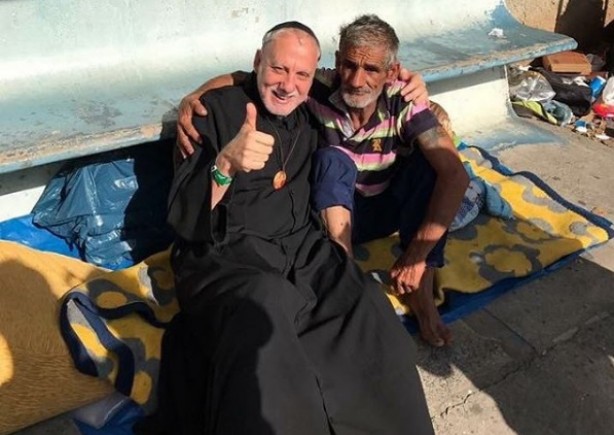 Padre Roberto Lettieri costuma fazer aes sociais com moradores de rua